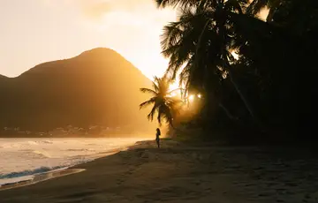 Mujer en la playa.