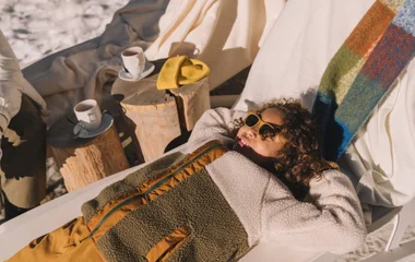 Niño tumbado tomando el sol.