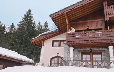 Padre con su hija en chalet de invierno.