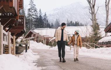 瓦尔莫雷尔木屋别墅度假村的阿尔卑斯山坡雪景