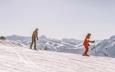 Dos personas esquiando en Valmorel.