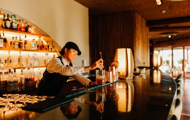 Bartender preparando drinks.
