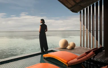 Turista alle Maldive davanti al mare cristallino