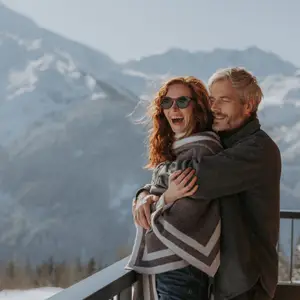 Casal vivendo a experiência de uma viagem all inclusive de luxo no Club Med La Rosière.