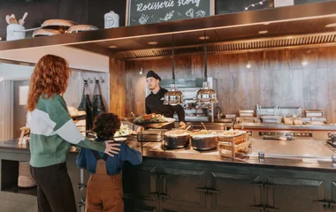 Madre y hijo en restaurante de Club Med.