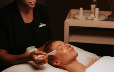 Mujer recibiendo tratamiento en el spa.