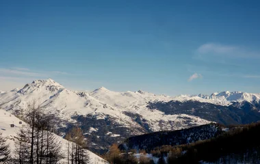 Montanhas em um cenário de neve.