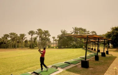 Hombre jugando al golf.