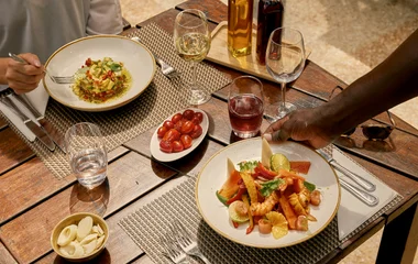 Mesa con platos del restaurante de Club Med.