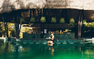 Mujer en el bar del Exclusive Collection.