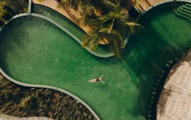 république dominicaine une dame dans une piscine