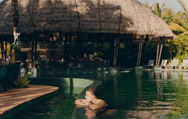 Femme dans une piscine à Michès Esmeralda en République Dominicaine
