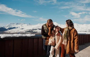 Familia caminando en paisaje de nieve.