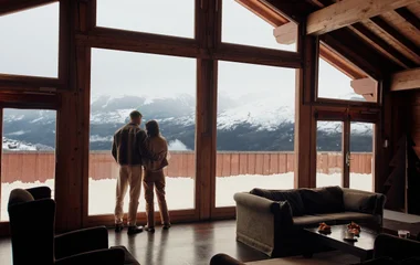 Pareja observando los Alpes.