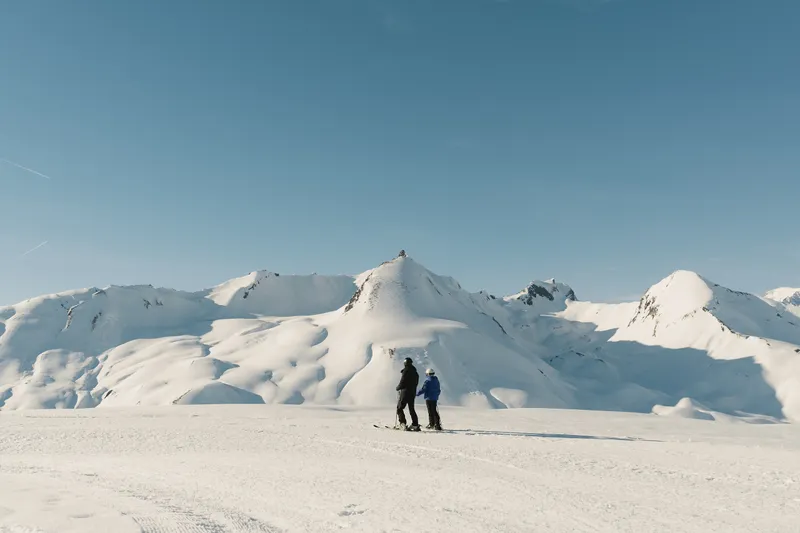 Panorámica de pista con dos esquiadores