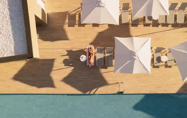 Femme au bord de la piscine à Marbella