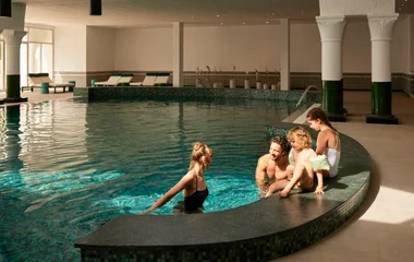 Famille dans une piscine à Djerba en Tunisie