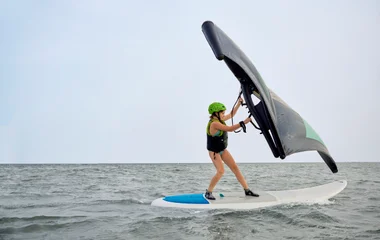 Chica en clase de windsurf.
