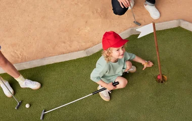 Fille qui joue au golf