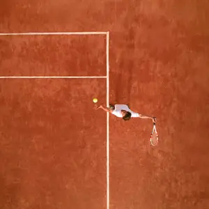 Homme sur un court de tennis