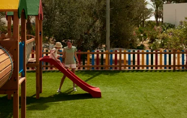 Niño jugando cerca del G.O.