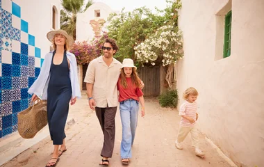 Familia por las calles de Túnez.