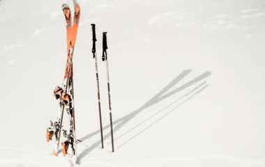 Skis sur une piste
