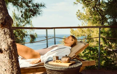 Mujer relajando en el resort.
