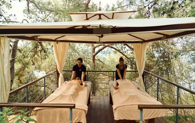 Personas recibiendo masaje al aire libre.