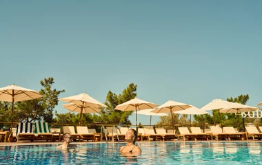 Pareja en la piscina del resort.