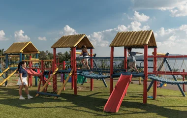 G.O y niños en club infantil.