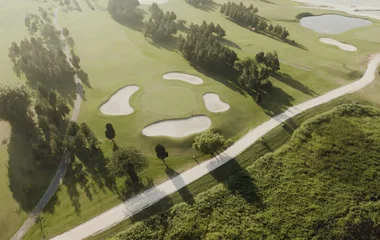 Golf junto al lago