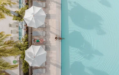 Mujer cerca de la piscina.