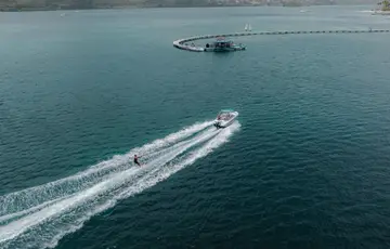 Hombre practicando wakeboard.