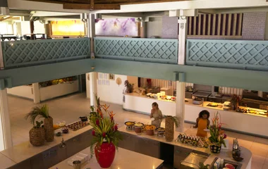 Femmes qui se servent au buffet des Boucaniers en Martinique