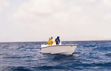 Personas en el barco.