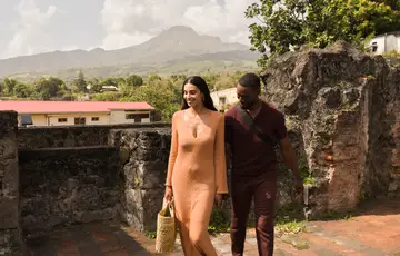 Pareja caminando.