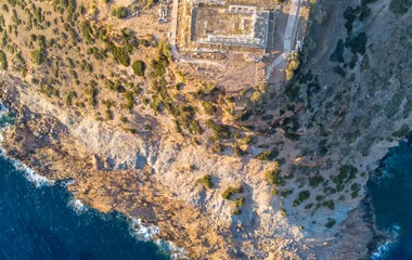 Le cap Sounion, dominant le bleu de la mer Égée