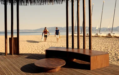 Família curtindo esportes aquáticos em resort de luxo