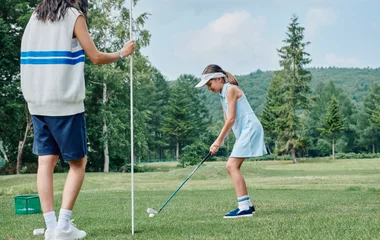 Criança praticando golfe em um resort Club Med.
