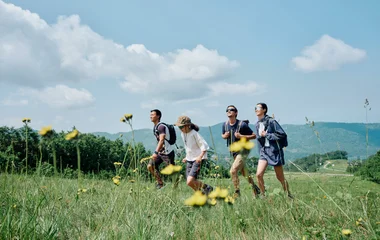 Personas caminando por un jardin.