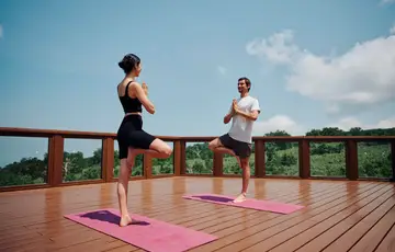 Casal em prática de yoga.