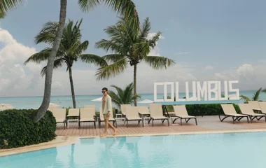 Piscina del resort y hombre cerca del agua.