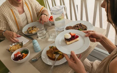 Casal sentado na mesa para almoçar