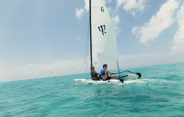 Pareja en un barco.
