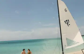 Pareja en la playa.