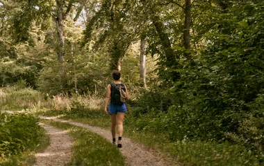 Mujer caminando por el bosque.