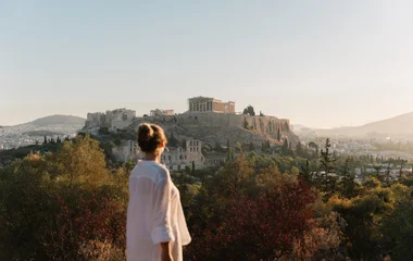 Femme devant l'Acropole à Athènes