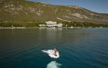 Homem praticando esporte aquático.