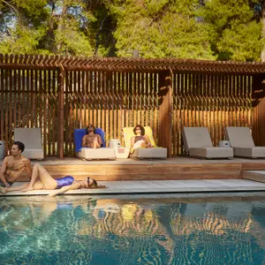 Amigos en la piscina.